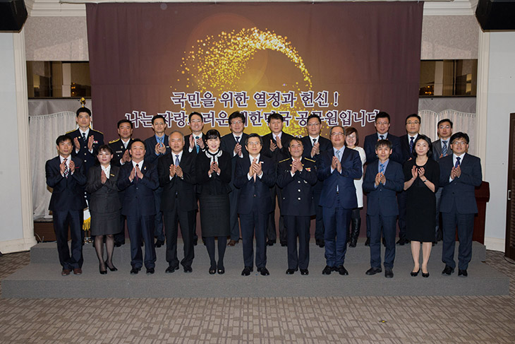 황교안 대통령 권한대행 국무총리와 김동극 인사혁신처장이 수상자들과 단체사진을 찍고 있다 