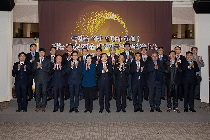 황교안 대통령 권한대행 국무총리와 김동극 인사혁신처장이 수상자들과 단체사진을 찍고 있다 