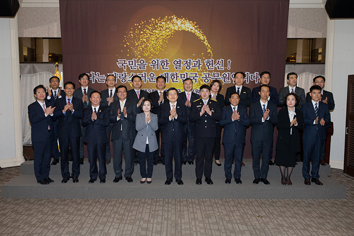 황교안 대통령 권한대행 국무총리와 김동극 인사혁신처장이 수상자들과 단체사진을 찍고 있다 