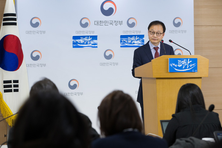 정만석 인사혁신처 윤리복무국장이 2017년도 정기재산변동사항 목록공개와 관련하여 기자들의 질문에 대답하고 있다.