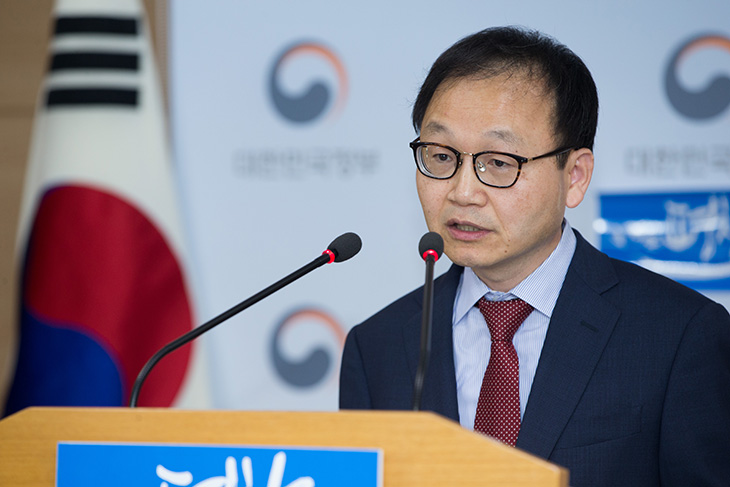 정만석 인사혁신처 윤리복무국장이 2017년도 정기재산변동사항 목록공개와 관련하여 언론 브리핑을 하는 모습