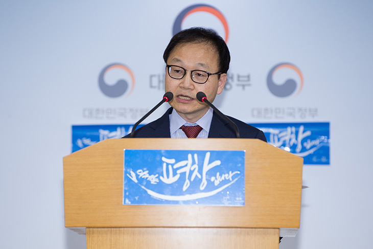 정만석 인사혁신처 윤리복무국장이 2017년도 정기재산변동사항 목록공개와 관련하여 언론 브리핑을 하는 모습