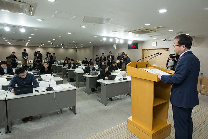 정만석 인사혁신처 윤리복무국장이 2017년도 정기재산변동사항 목록공개와 관련하여 언론 브리핑을 하는 모습