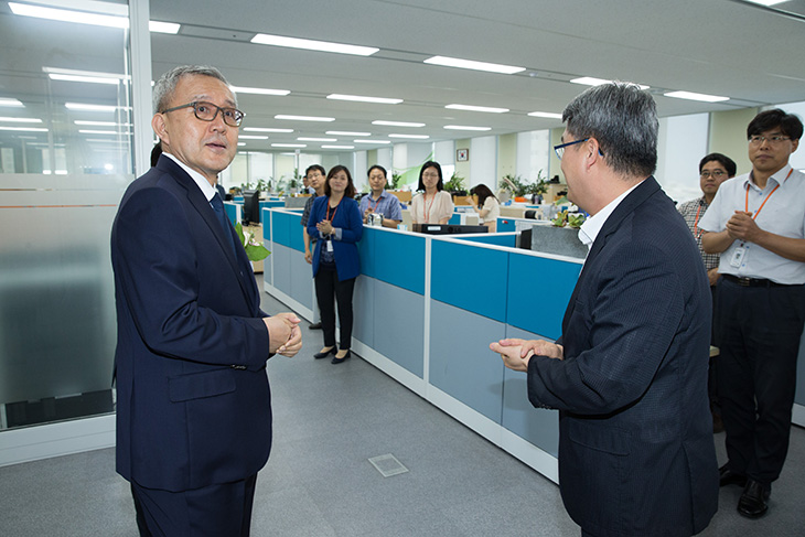  인사혁신처 내 사무실을 들려 인사혁신처 직원들과 인사를 하는 모습 