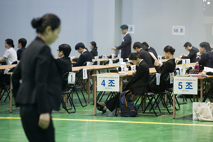 면접시험 대기자들이 자리에앉아 면접을 준비중인모습 