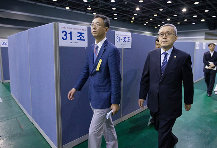 9급 면접 시험장을 살펴보는 김판석 인사혁신처장과 관계자들