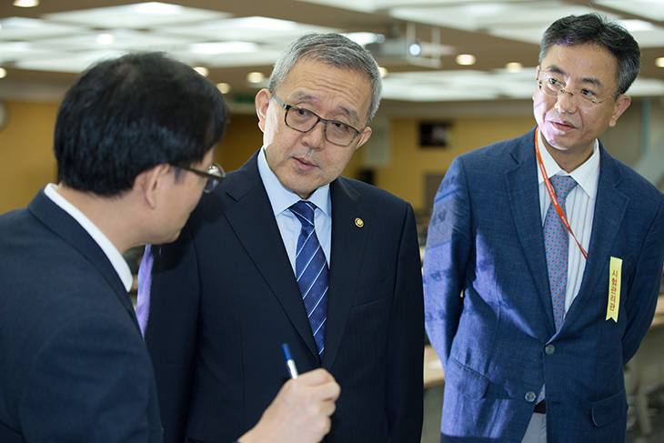 시험현황 설명듣는 김판석 인사혁신처장 