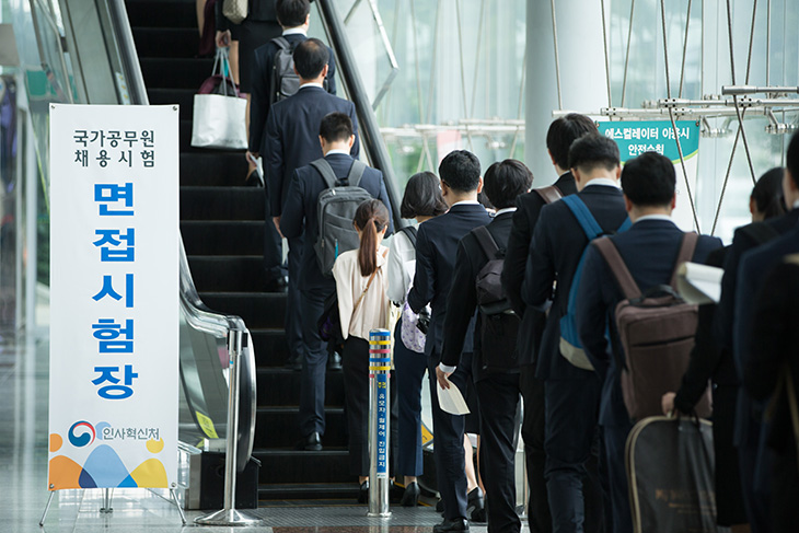 면접시험장을 향하며 에스컬레이터를 타는 면접준비생들