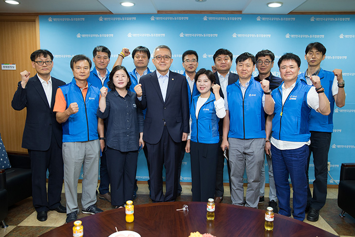 대한민국공무원노동조합총연맹 노조간부들과의 단체 사진 