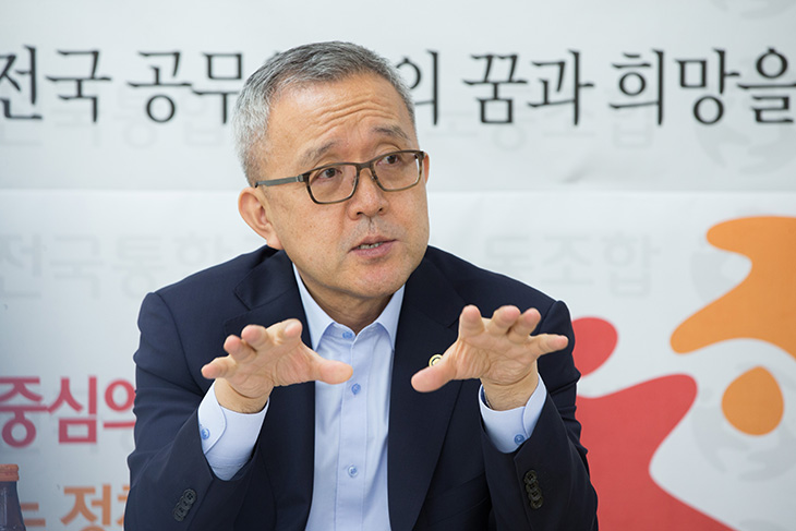 전국통합공무원노동조합을 방문한 김판석 인사혁신처장이 간부들과의 상견례 진행중 진지한 모습으로 발업하는 모습 