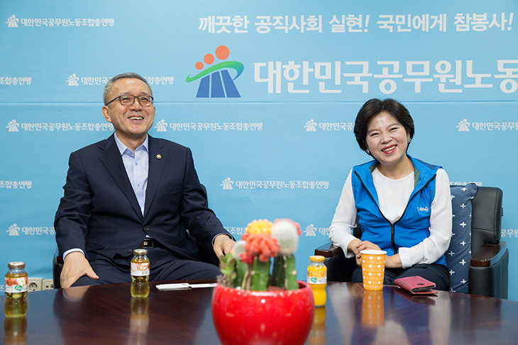 대한민국공무원노동조합총연맹 노조간부들과의 상견례 중 밝은 모습인 김판석 인사혁신처장 