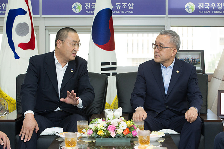 우정공무원노동조합을 방문한 김판석 인처혁신처장이  간부들과 상견례 진행중인 모습 