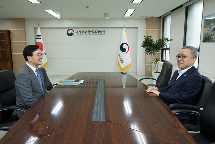 국가공무원인재개발원 과천분원을 방문하여 관계자와 대화중인 김판석 인사혁신처장