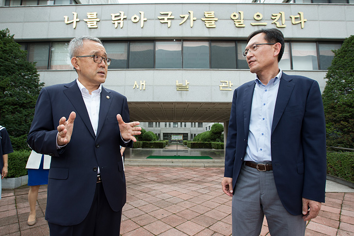 국가공무원인재개발원 새날관 건물앞에서 관계자와 대화중인 김판석 인사혁신처장 