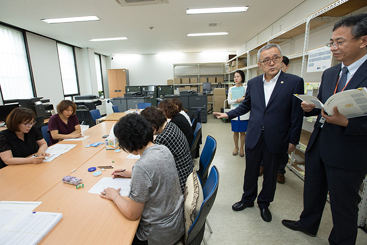 국가공무원인재개발원의 채점과정을 살펴보는 김판석 인사혁신처장