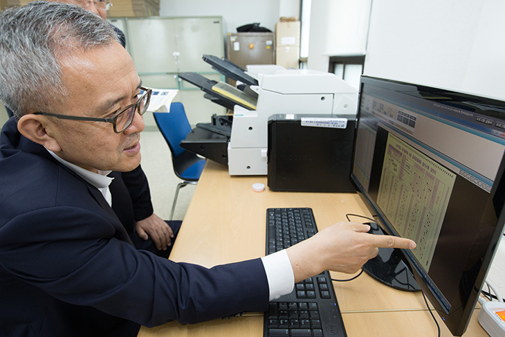 국가공무원인재개발원의 채점과정을 살펴보는 김판석 인사혁신처장