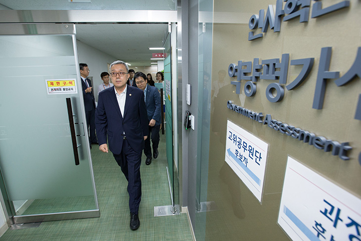 국가공무원인재개발원 과천분원의 교육시설을 둘러보는 김판석 인사혁신처장 