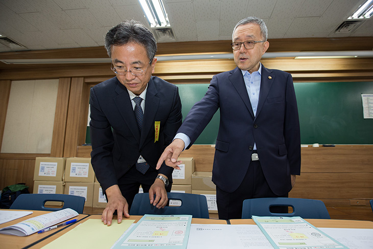 5급 기술직 제2차 시험장에서 시험지를 살펴보고 있는 김판석 인사혁신처장