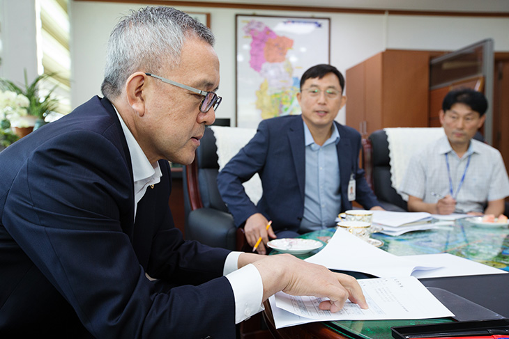세종시 조치원읍에 위치한 세종우체국을 방문하여 관계자들과 둘러앉아 자료를 살펴보는 김판석 인사혁신처장