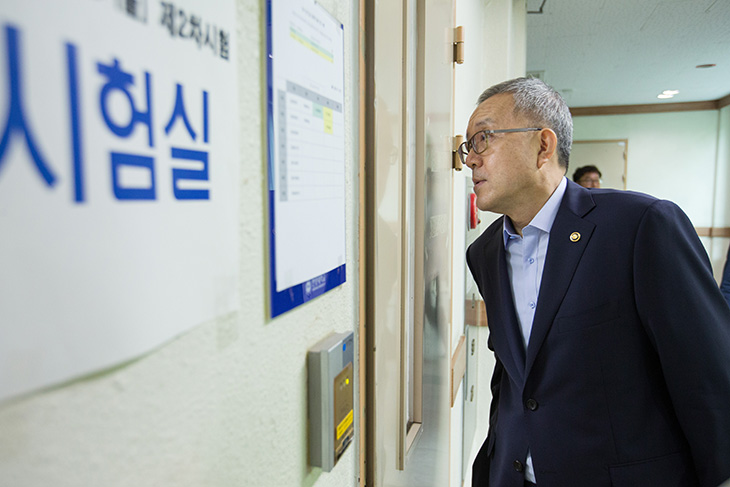 5급 기술직 제2차 시험실의 내부를 창문너머 살펴보고 있는 김판석 인사혁신처장