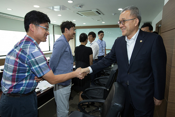 대전시 대전지방고용노동청의 근로감독관들과 악수를 나누고 있는 김판석 인사혁신처장