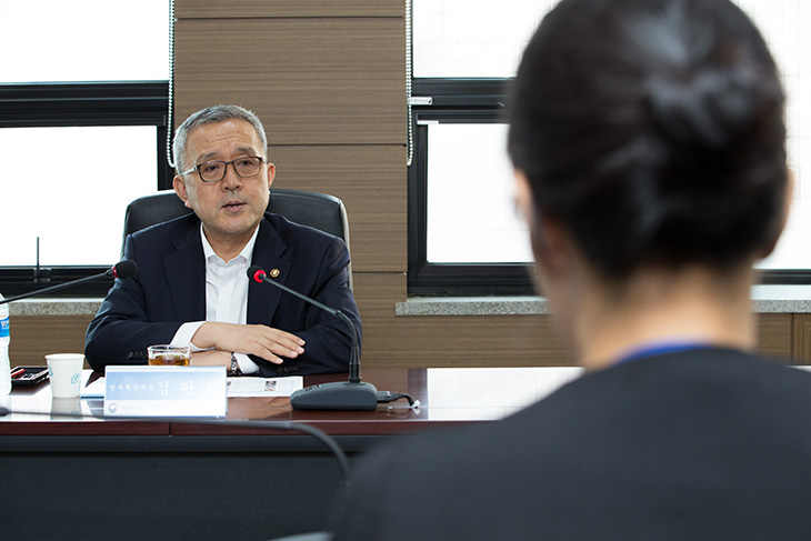 근로감독관들과 회의실에 둘러앉아 감독관들의 고충을 청취하는 김판석 인사혁신처장
