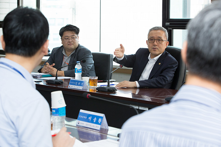 근로감독관들과 회의실에 둘러앉아 발언 중인 김판석 인사혁신처장