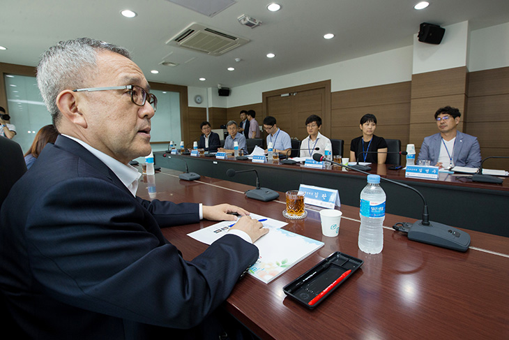 근로감독관들과 회의실에 둘러앉아 대화를 나누고 있는 김판석 인사혁신처장
