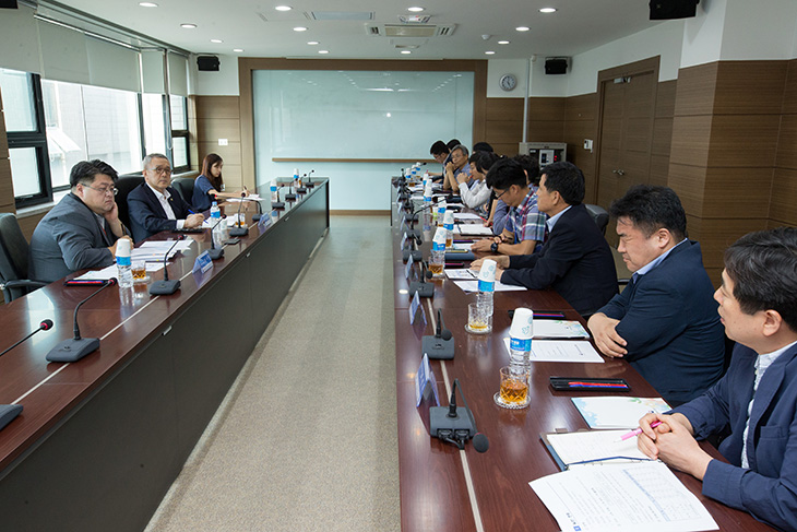 근로감독관들과 회의실에 둘러앉아 감독관들의 고충을 청취하는 김판석 인사혁신처장