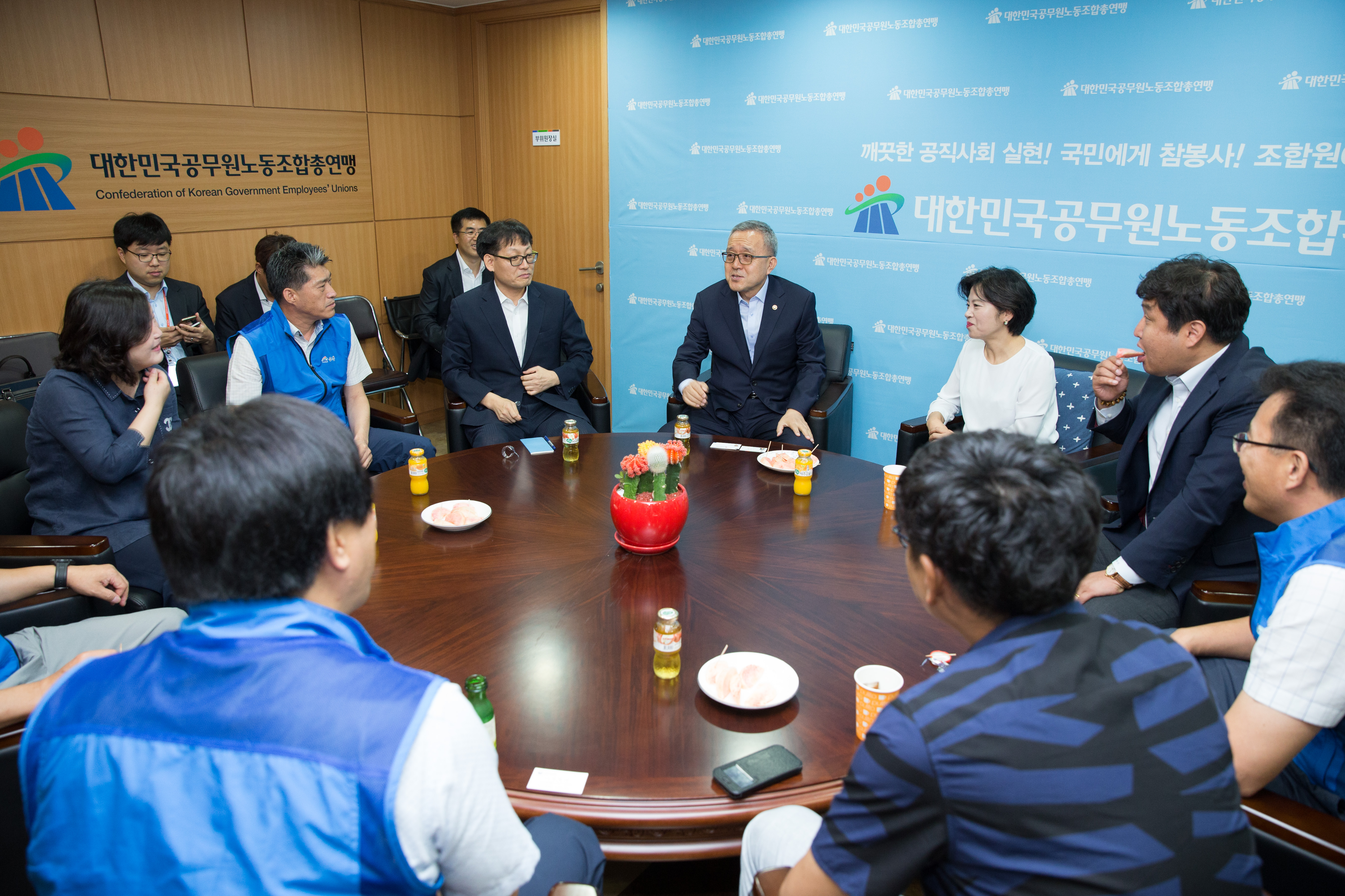 대한민국공무원노동조합총연맹 사무실을 방문하여 이연월 위원장 및 집행부와 대화