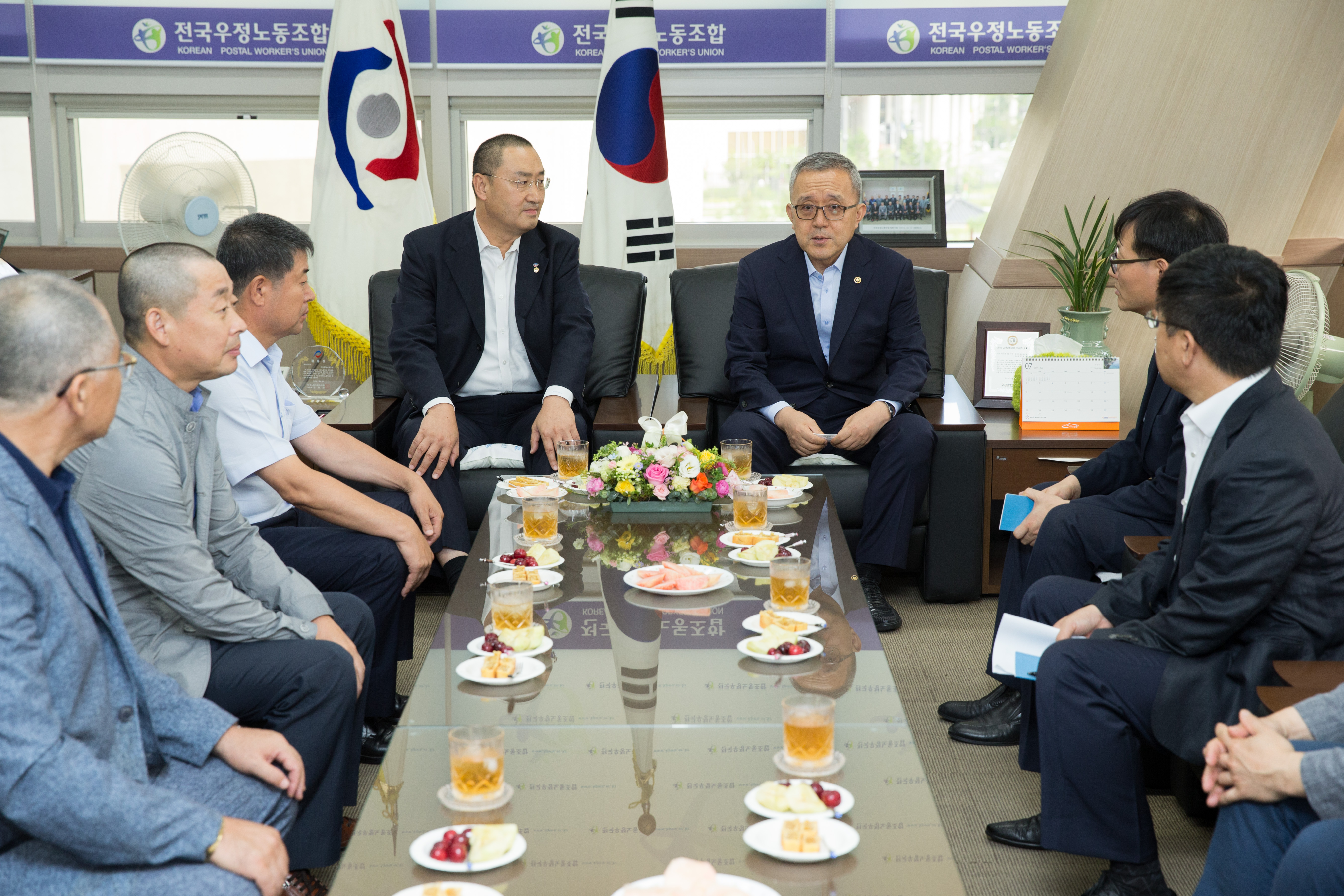 전국우정노동조합 사무실을 방문하여 김명환 위원장 및 집행부와 대화