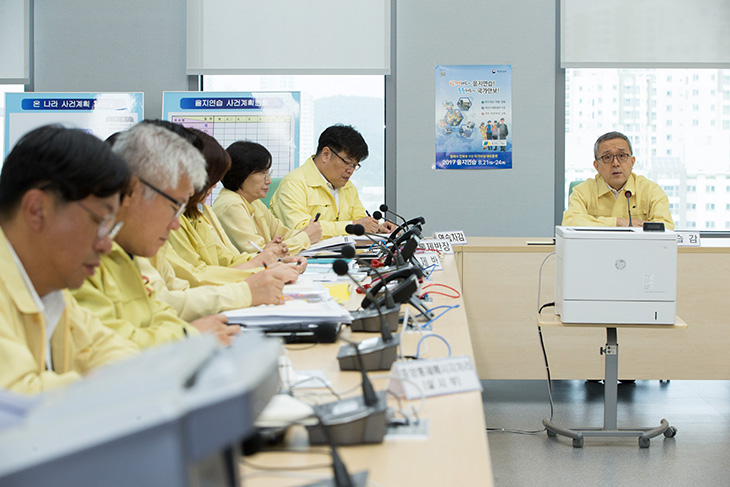 김판석인사혁신처장이 을지훈련상황중 처내 간부들에게 훈련에대해 발언하는 모습