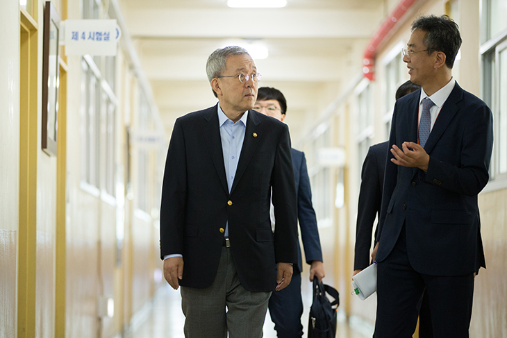 시험장을 둘러보며 설명을 듣고 있는 김판석 인사혁신처장의 모습 