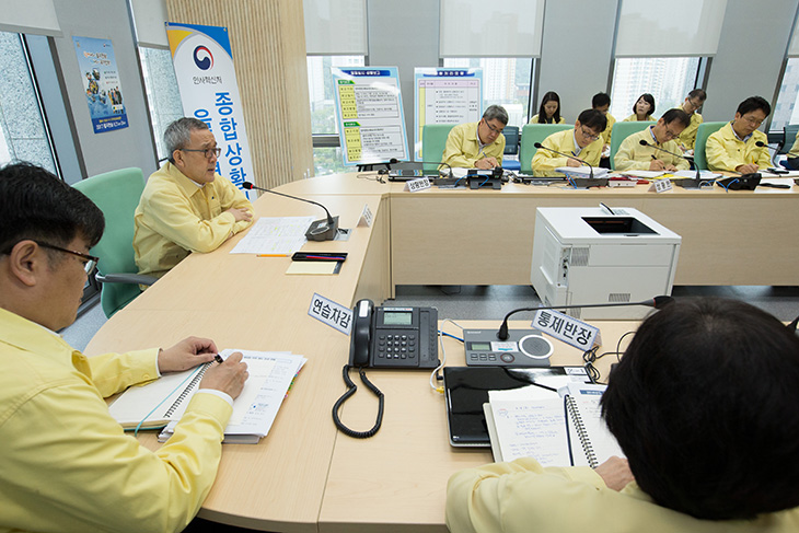 김판석인사혁신처장이 을지훈련상황중 처내 간부들에게 훈련에대해 발언하는 모습