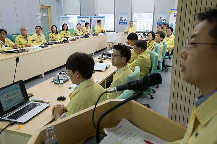 을지연습중 종합상황실에 모여  종합상황보고를 듣는 인사혁신처 간부들과 김판석인사혁신처장 