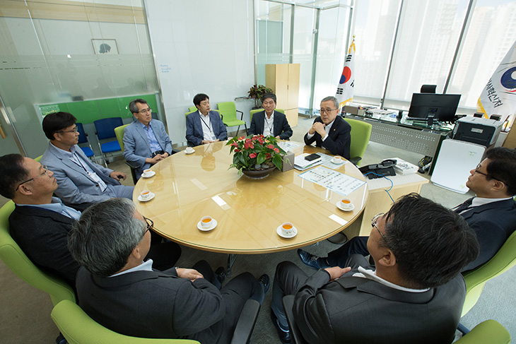 김판석 인사혁신처장이 한국인사행정학회 소속 교수들과 만나 환담을 나누고 좋은 인사제도 발전을 위한 의견을 나누는 모습 