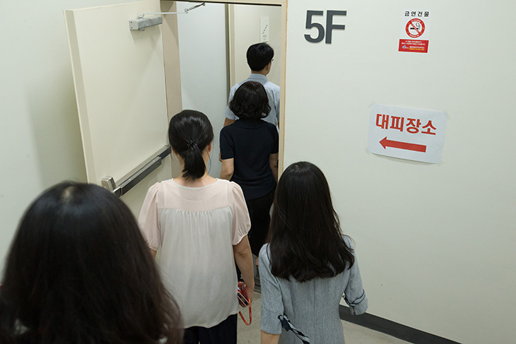 5층 대피장소로 이동중인 인사혁신처 전직원
