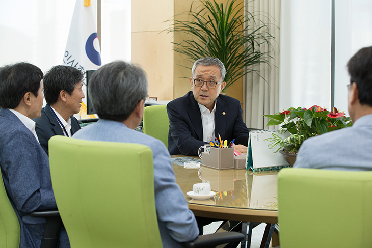 김판석 인사혁신처장이 한국인사행정학회 소속 교수들과 만나 환담을 나누고 좋은 인사제도 발전을 위한 의견을 나누는 모습 