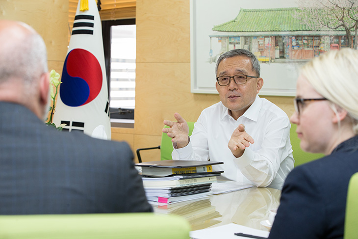 김판석 인사혁신처장이 정부서울청사에서 OECD 공공혁신 PM을 접견하고 이야기를 나누고 있다.