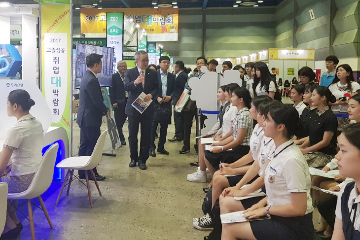 김판석 인사혁신처장이 코엑스에서 개최된 2017 고졸성공 취업대박람회 현장을 둘러보는 모습 