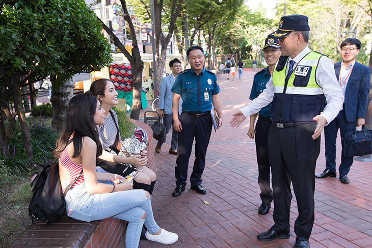  마포 홍익지구대 대원들과 순찰중인 김판석 인사혁신처장 