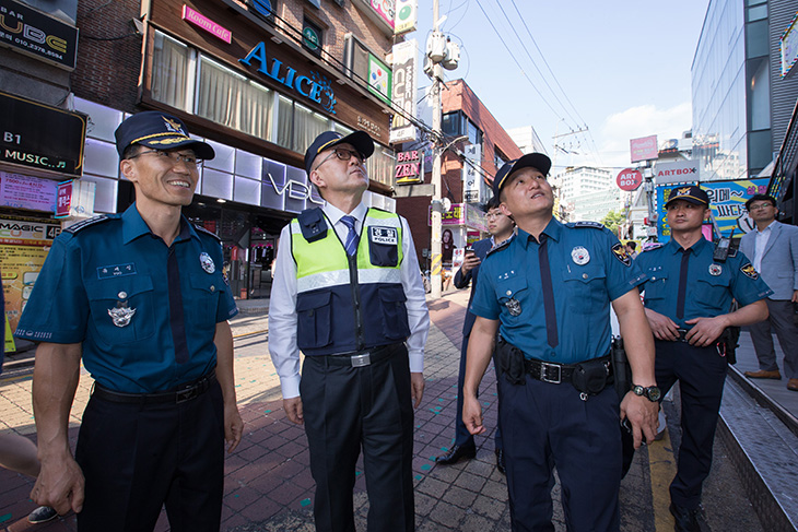 마포 홍익지구대 대원들과 순찰중인 김판석 인사혁신처장 