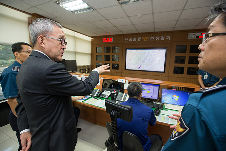 마포경찰서를 방문한 김판석인사혁신처장이 현장 상황을 보고 있다.