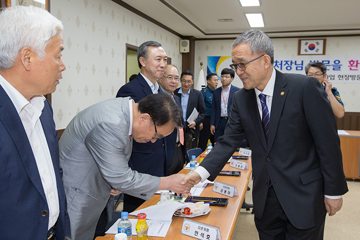 퇴직공무원 사회공헌사업 현장 방문한 김판석 인사혁신처장이 퇴직 공무원들과 간담회전 악수를 하는 모습  