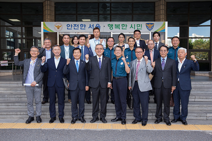 마포경찰서를 방문한 김판석 인사혁신처장과 경찰공무원들과의 기념사진 