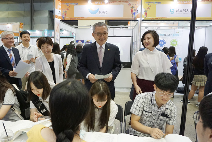 김판석 인사혁신처장이 코엑스에서 개최된 2017 고졸성공 취업대박람회 현장을 둘러보는 모습 