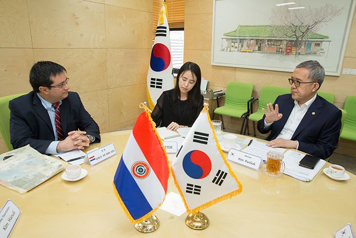 대화나누는 김판석 인사혁신처장과 움베르토 페랄타 파라과이 총무처 장관