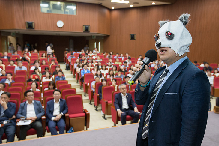 판다 가면을 쓰고 워크숍을 진행중인 모습