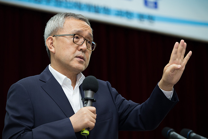 김판석 인사혁신처장이 마이크를 잡고 워크숍에 대해  설명하는 모습