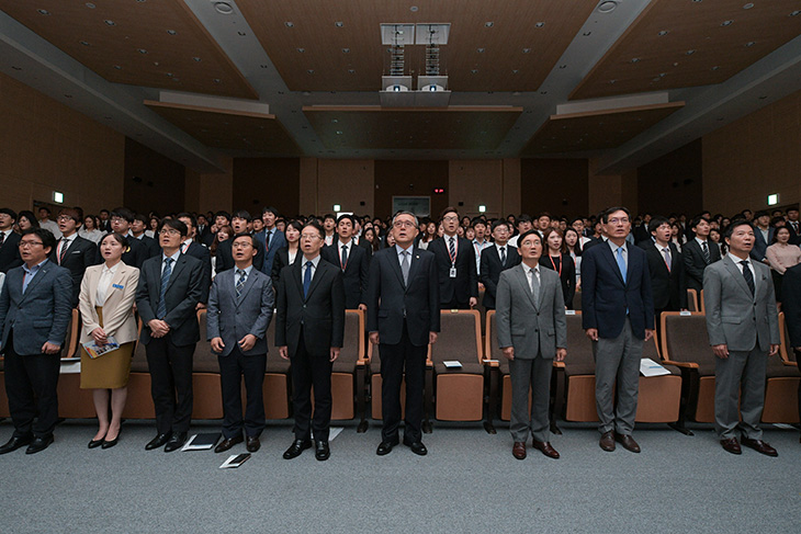 제62기 신임관리자과정(공채) 수료식에 앞서 김판석 인사혁신처장 및 전인원이 자리에 서서  애국가 제창을  하고 있다 .